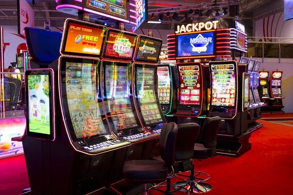 esha AduQ card game interface showing hand rankings and betting controls